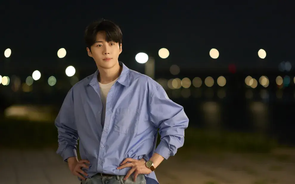 Kim Seon-ho como Joo Ho-jin in Can This Love Be Translated? 