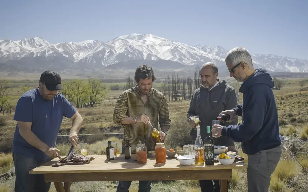 Un vermut argentino fue premiado entre los mejores del mundo: aquí, los socios en plena elaboración.