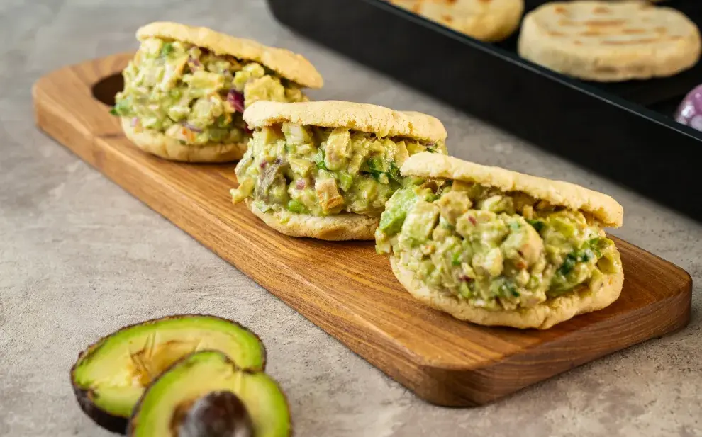AREPAS CON PALTA Y POLLO