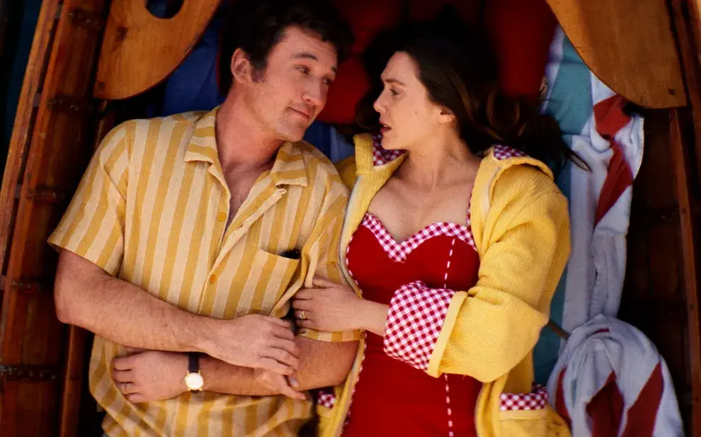 Miles Teller y Elizabeth Olsen en Eternity.