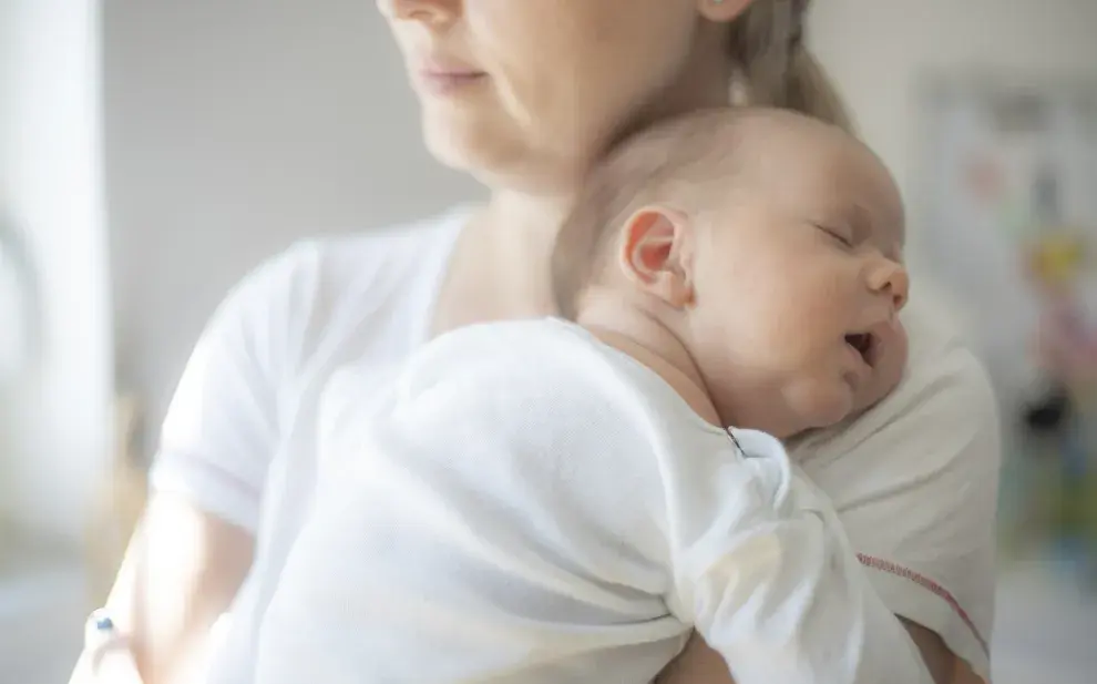 mamá con bebé en brazos