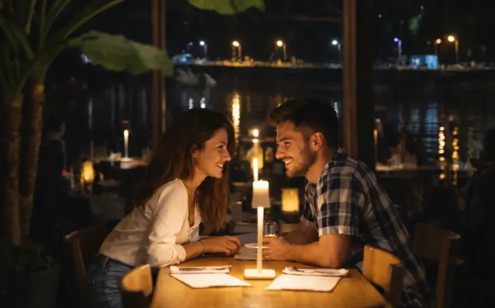 pareja comiendo a la luz de las velas