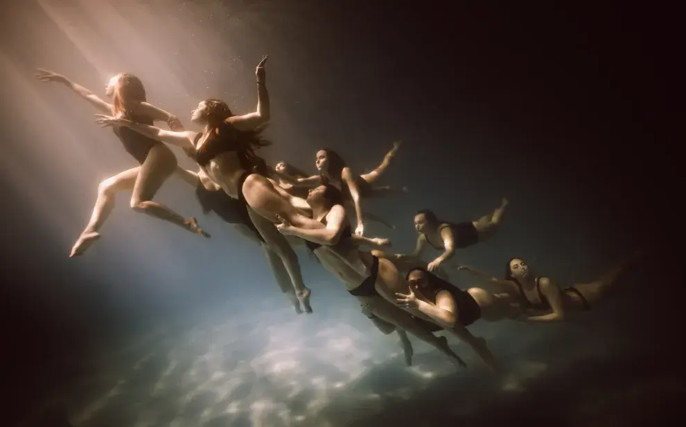 La serie de fotografías premiadas que realizó Delfina Pignatiello expone poéticamente la relación entre las nadadoras.