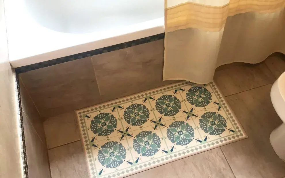 alfombra vinílica en el baño