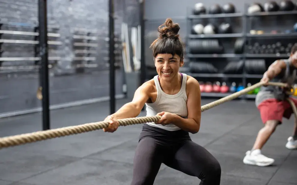 mujer haciendo actividad física en un gimnasio