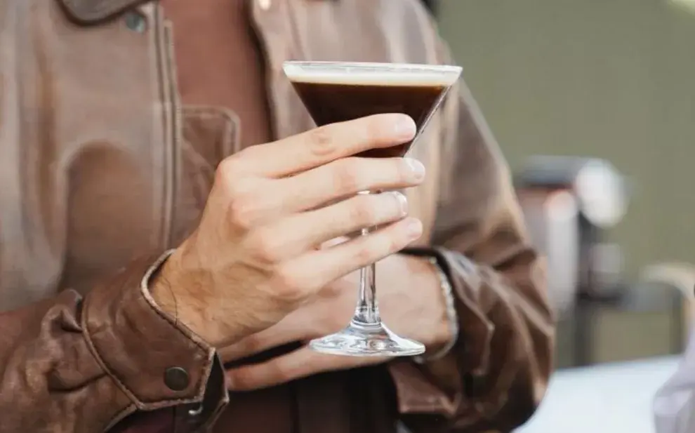 Cócteles con café: la tendencia que lleva esta bebida de la taza a la barra