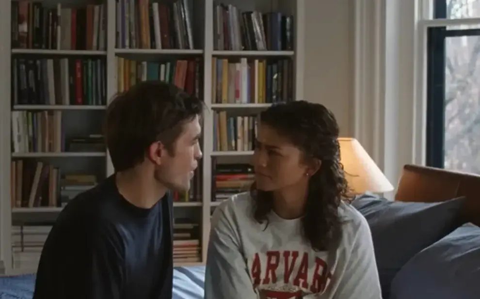 La película, protagonizada por Zendaya y Robert Pattinson y dirigida por el noruego Kristoffer Borgli, combina romance, incomodidad emocional y humor oscuro en una propuesta que se aparta de los códigos tradicionales del género.