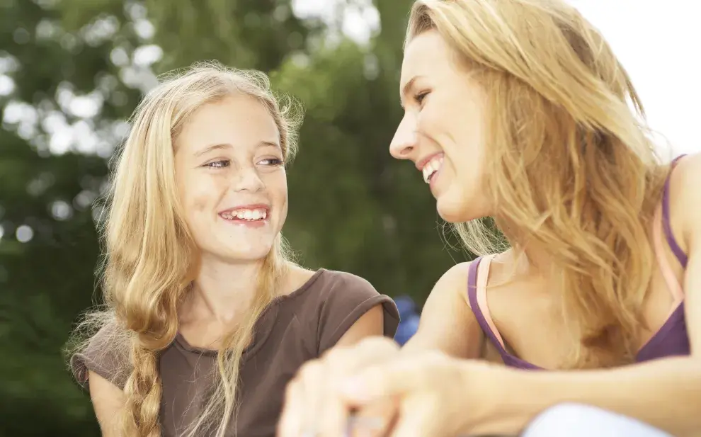 Hoy en día ya no se regalan flores, ni se felicita a las niñas por "hacerse señoritas" como en otra época. La menarquía o primera menstruación siempre trajo aparejados mitos heredados de otros tiempos que complicaron, en muchos casos, la conversación o "la charla" con nuestros hijos e hijas. 