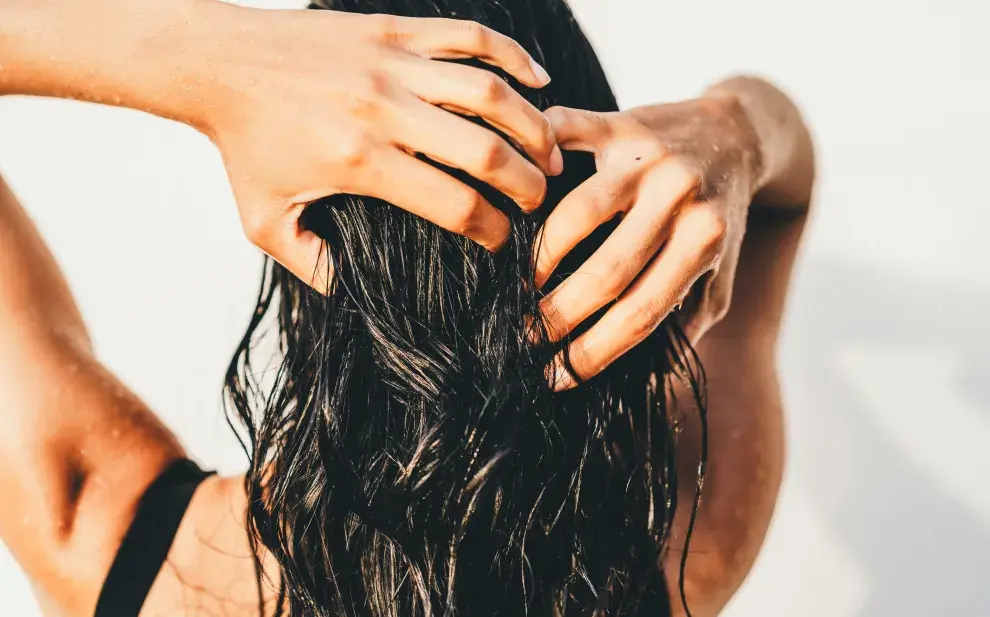 Baño de crema: el gesto simple que puede cambiar tu pelo (y hacerlo verse mucho más saludable)