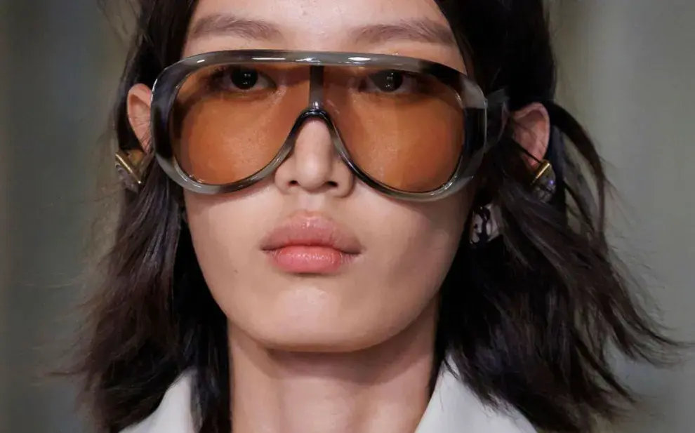 En 2026, los lentes de sol dejan de ser un accesorio secundario para convertirse en protagonistas del look.