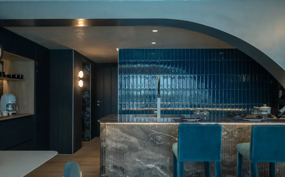 Verdes profundos, azules intensos y tonos tierra irrumpen con fuerza en muebles y revestimientos.