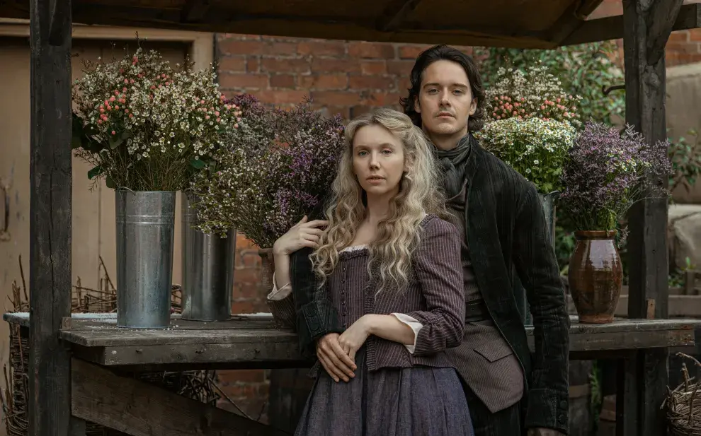 Lauren Lyle y César Domboy en Outlander.