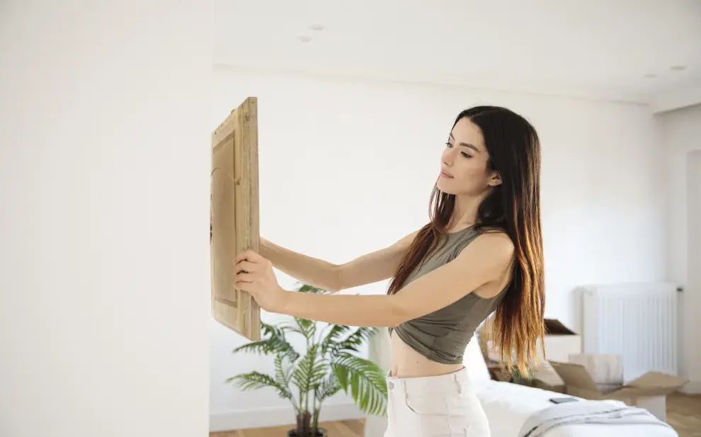 Foto de mujer ordenando su hogar.