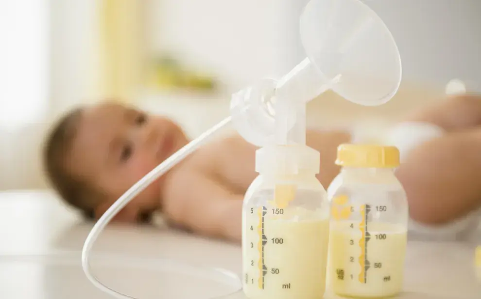 Donar leche materna: cuando una mujer sostiene a otra