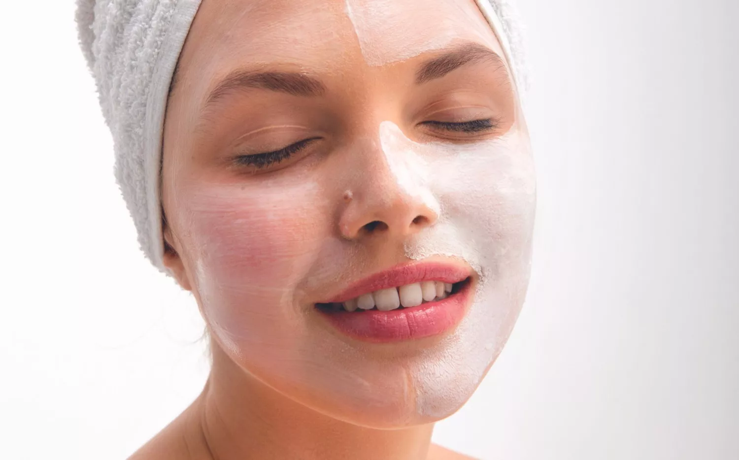 ¿Cuál es la diferencia entre limpiar y exfoliar la piel?
