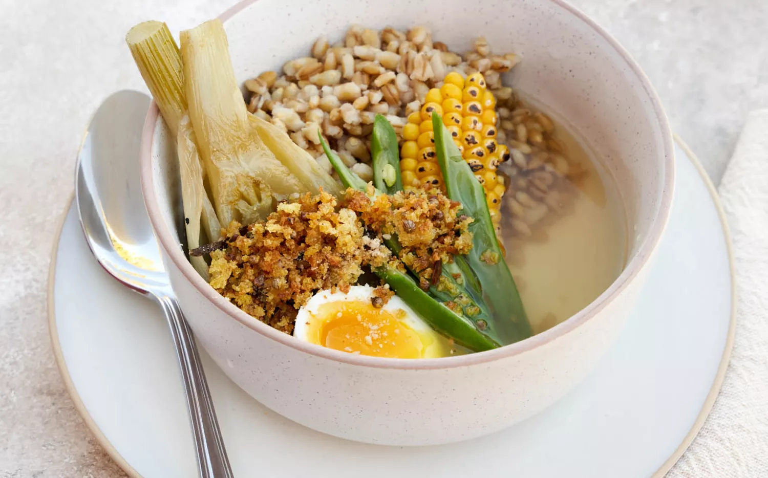 Sopa de vegetales, con cebada y huevo: la receta para que te salga deliciosa