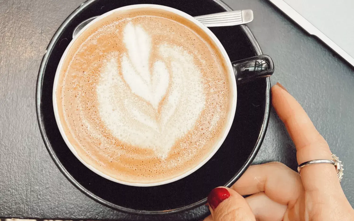 Café con hongos adaptógenos: qué es y qué tipo de efecto tiene al consumirlo 