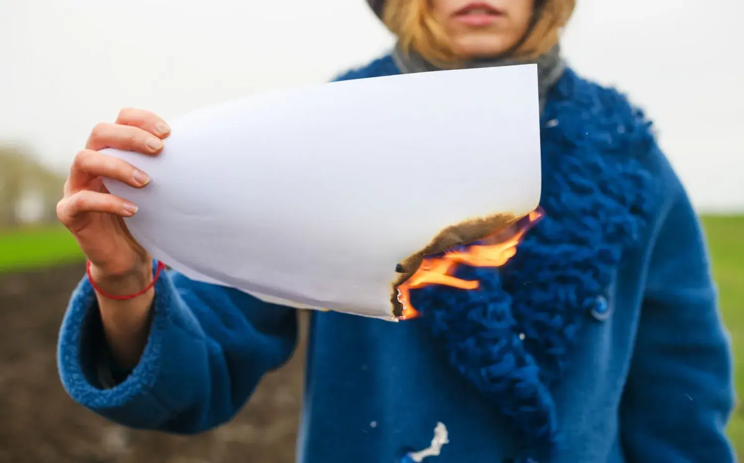 Qué significa escribir el nombre de una persona en un papel y quemarlo