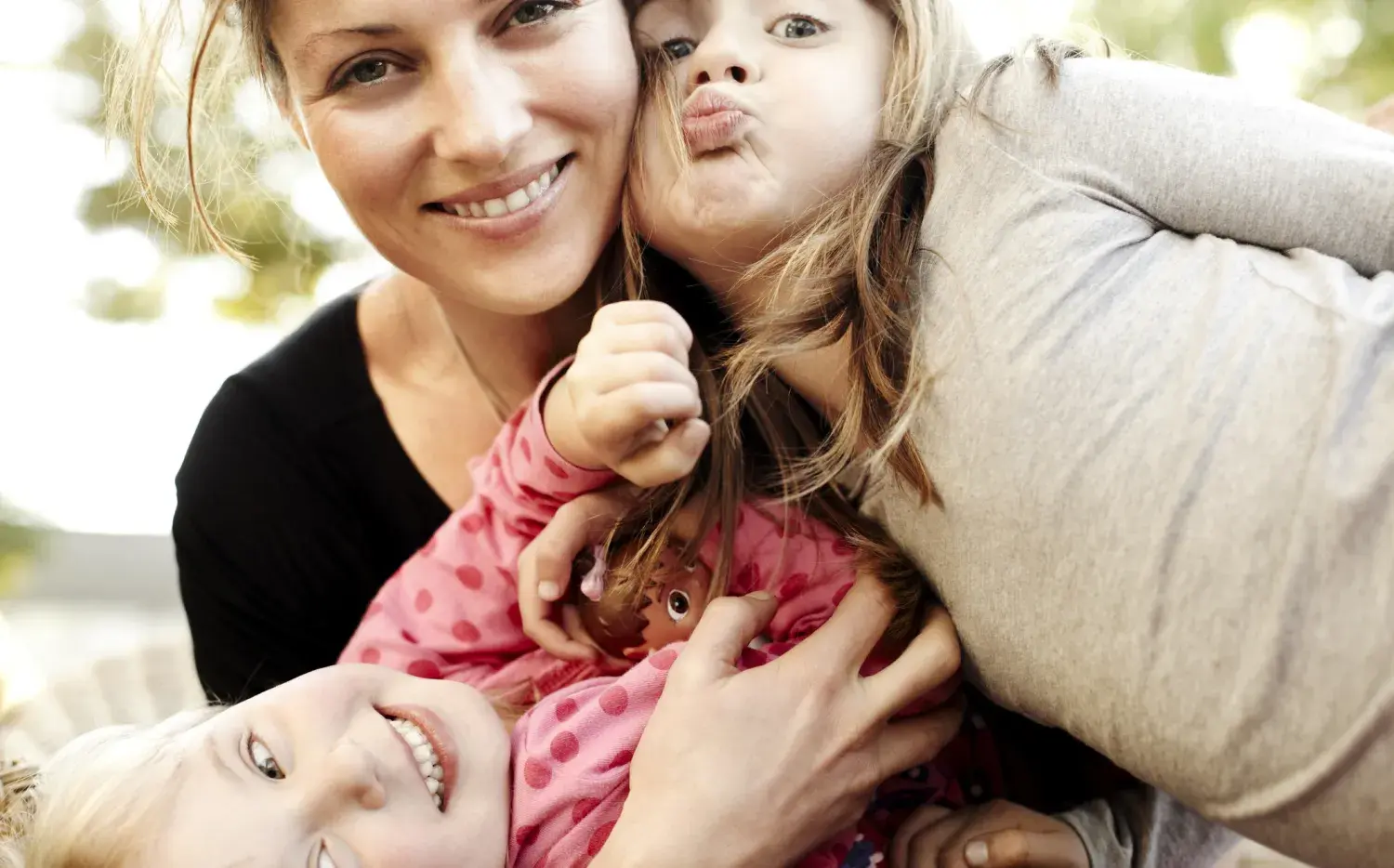 ¿Mamá desbordada? Cómo sobrevivir a fin de año sin colapsar en el intento