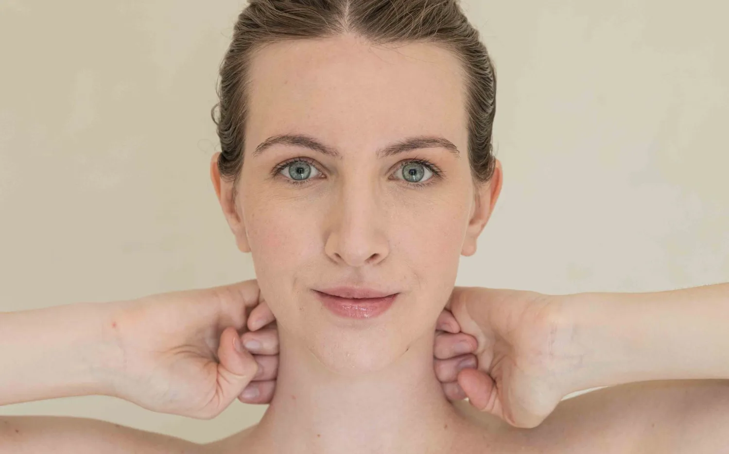 4 posturas de yoga facial que te van a ayudar a reducir las ojeras