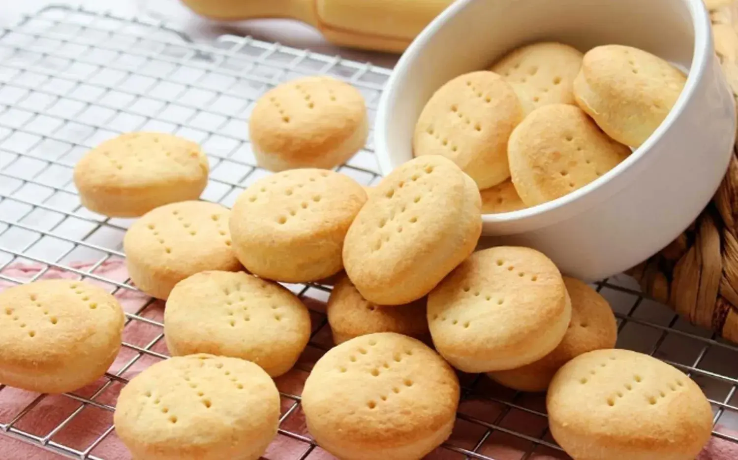 Cómo hacer bizcochitos salados para el mate con solo 3 ingredientes