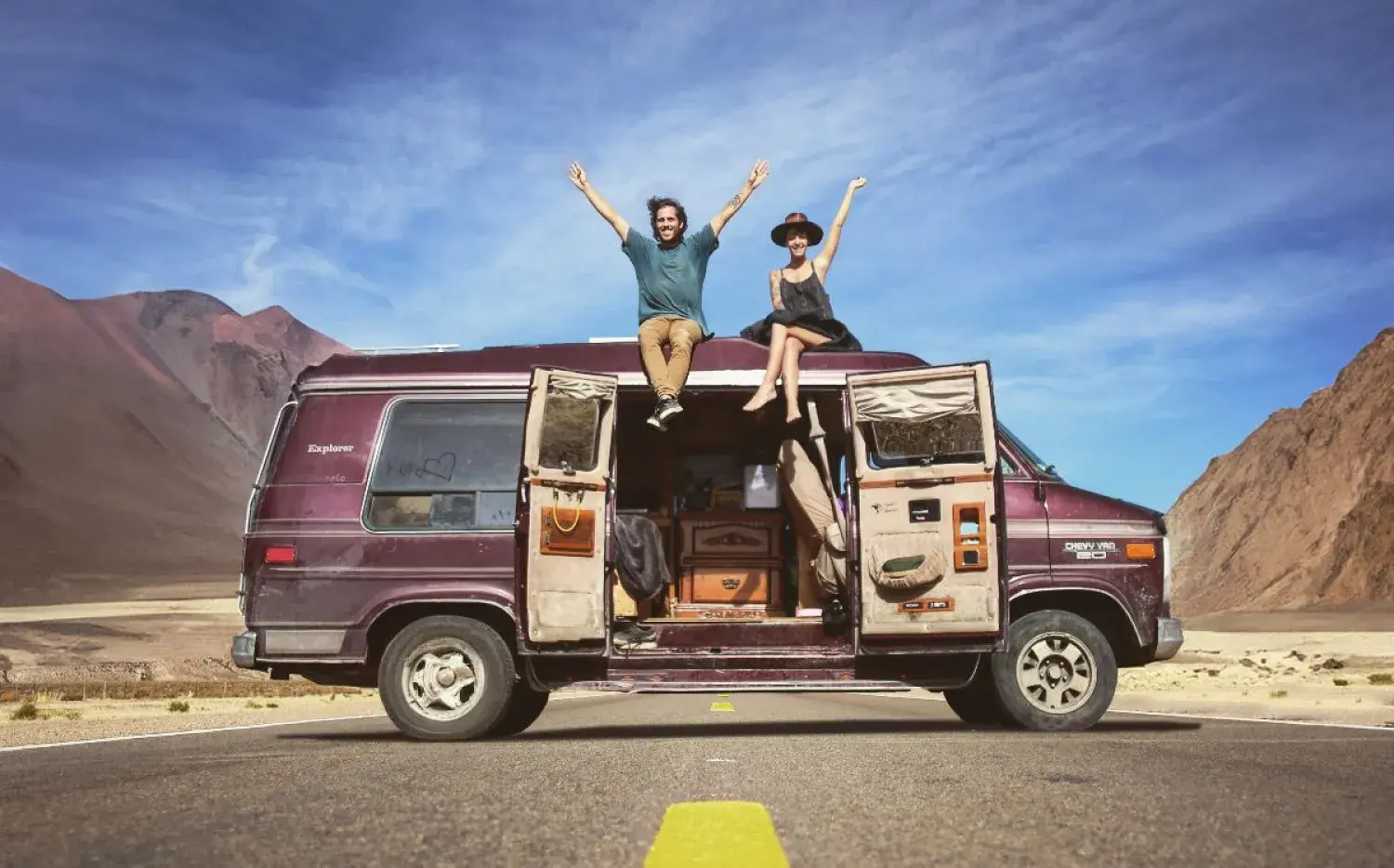 La pareja de artistas que recorre el mundo en un bus