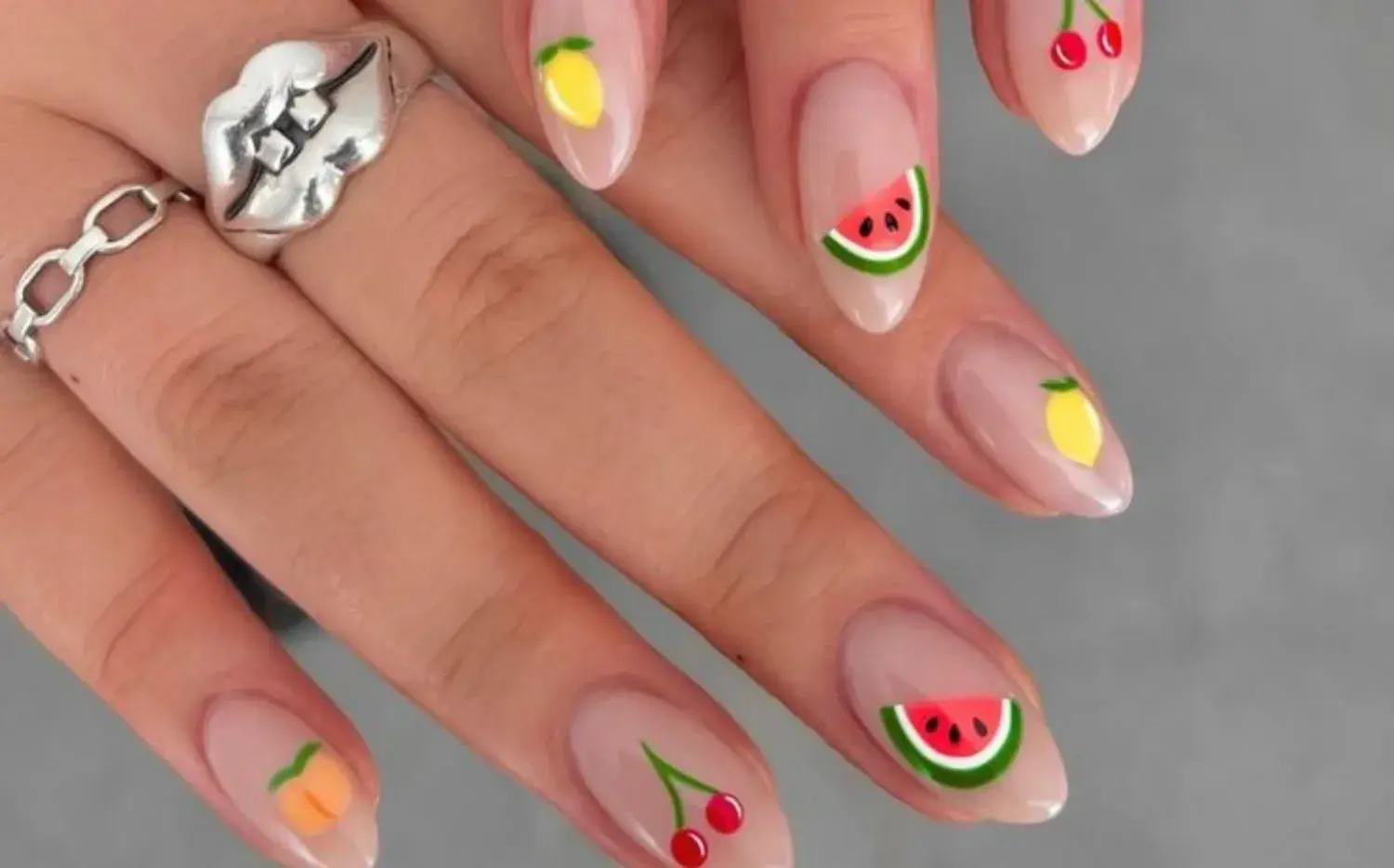 Así es el diseño de uñas inspirado en una fruta tropical que será tendencia en el verano