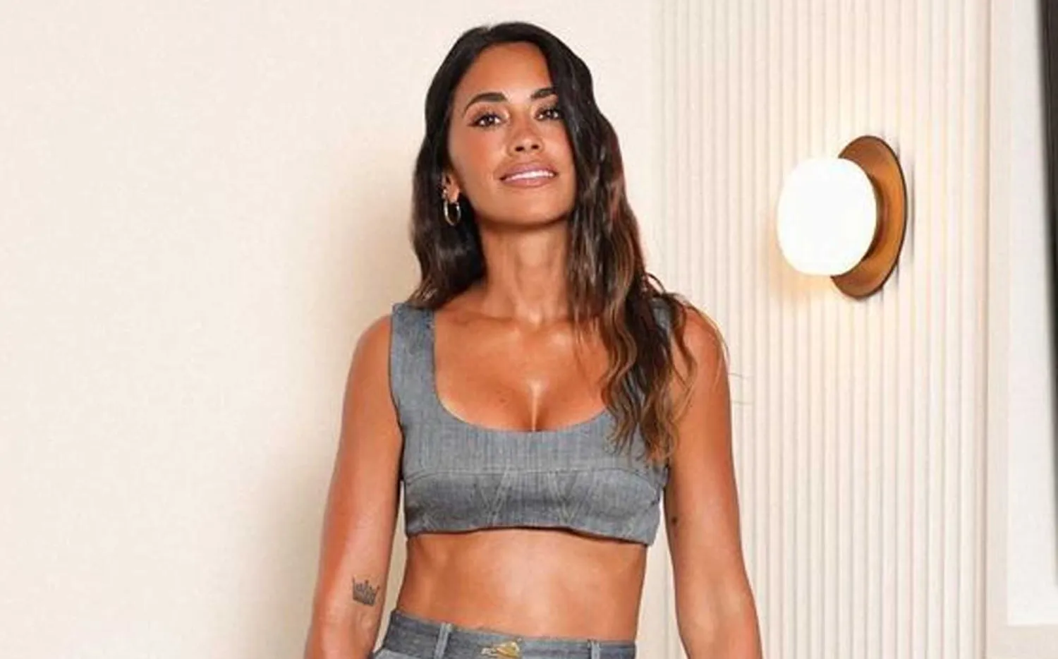 Alerta tendencia 2025: el look de dos piezas de Antonela Roccuzzo y su cartera de lujo 