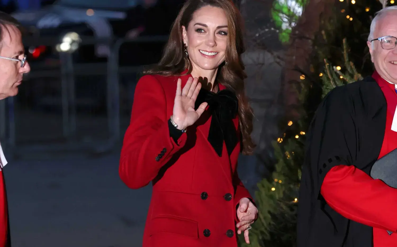 Kate Middleton reaparece con un tapado rojo y un moño coquette