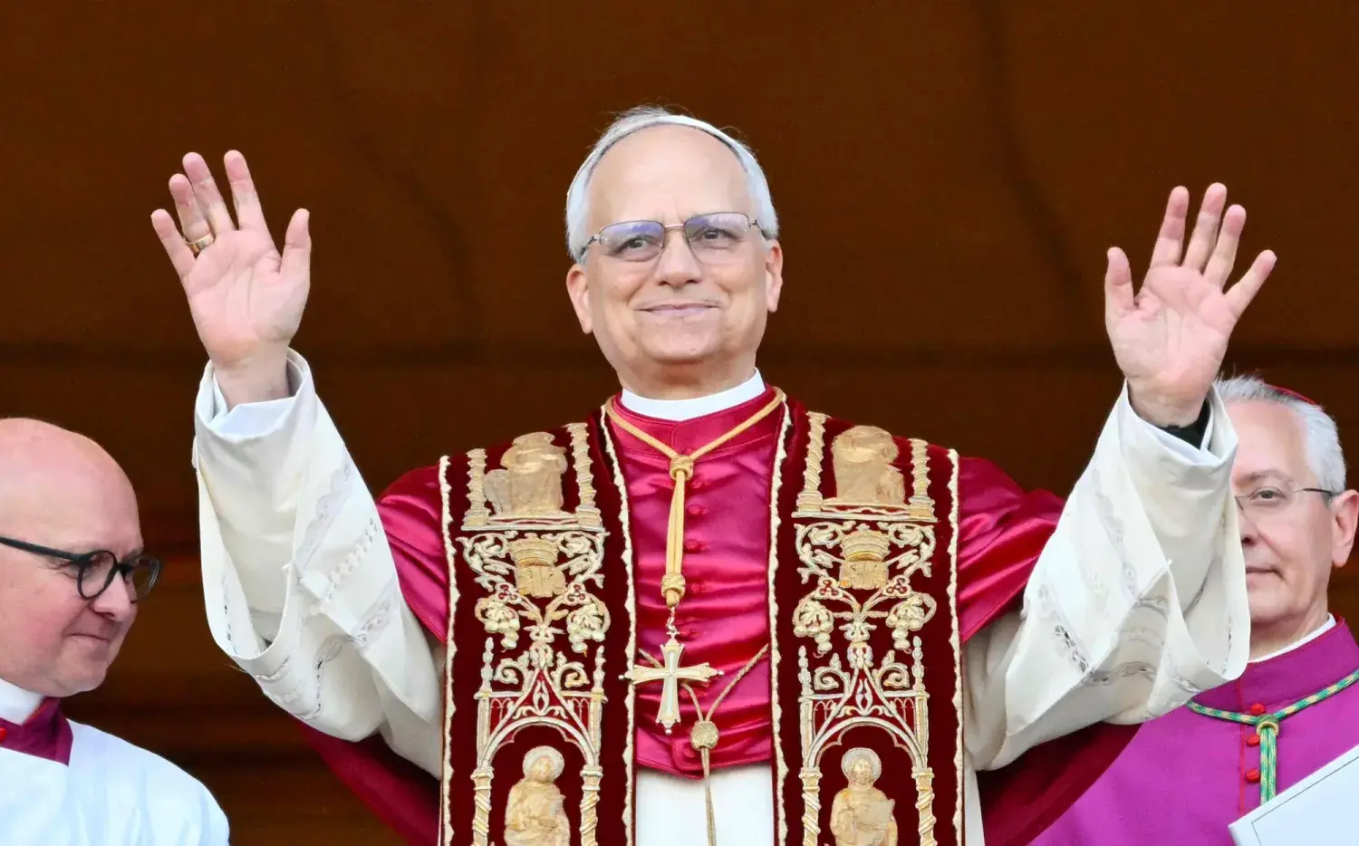 Papa León XIV: ¿qué significa la vestimenta que eligió en su primera aparición pública? Papa León XIV: ¿qué significa la vestimenta que eligió en su primera aparición pública?