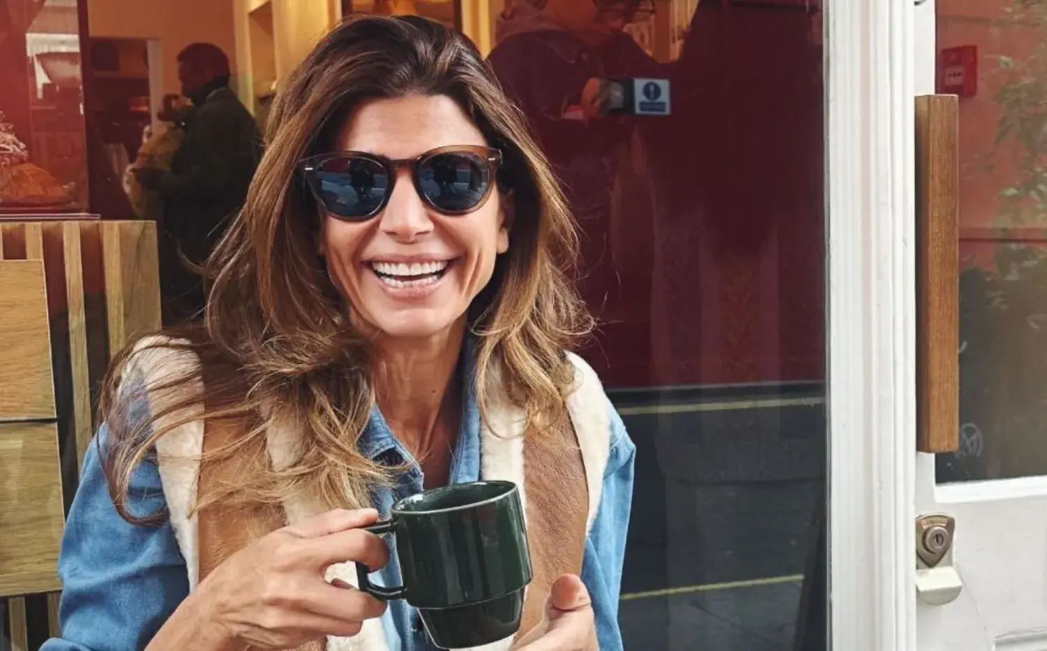 Juliana Awada adelanta el chaleco tendencia, diseñado por ella misma: ¿cuánto cuesta?