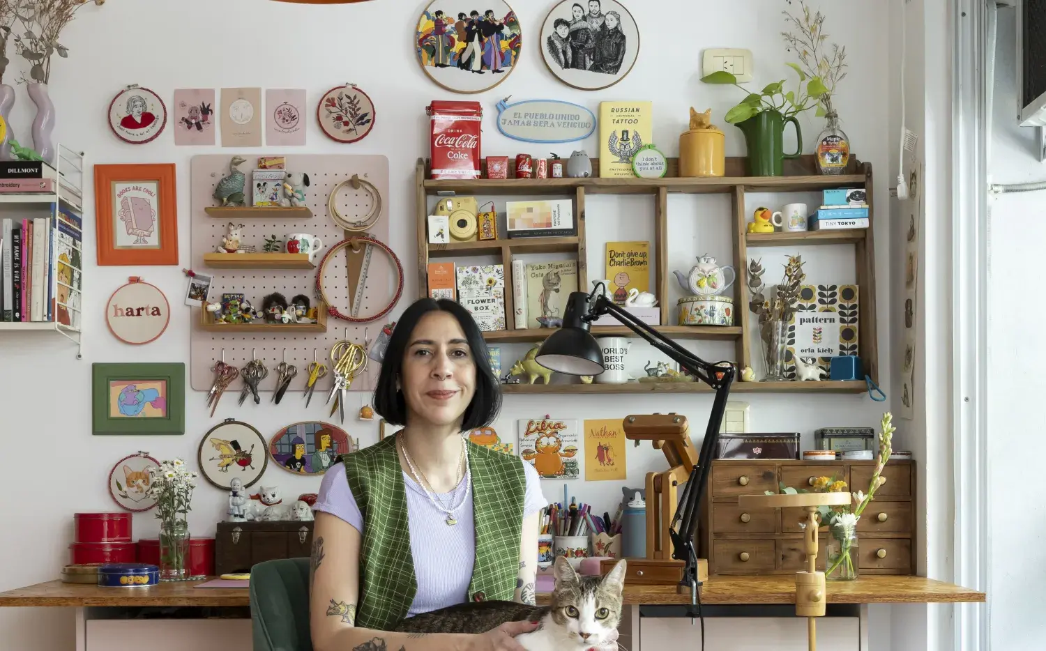 Así ambientó su monoambiente para dar taller de bordado: ideas para inspirarte