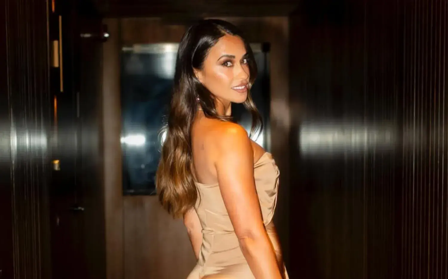 Antonela Roccuzzo deslumbró con un vestido de un solo hombro que marca tendencia