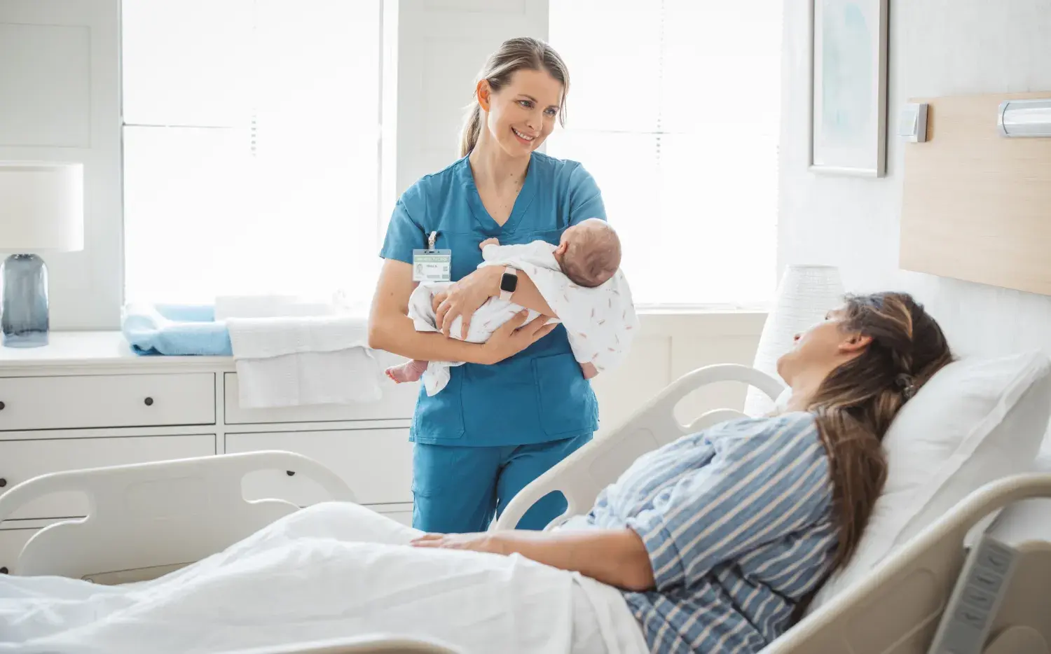 Cómo ser una visita postparto que suma y no agota a la mamá