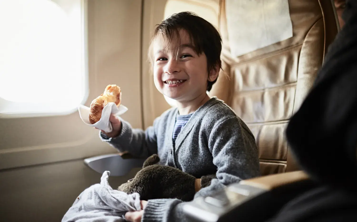 “Zona libre de niños” en aviones: cuando el problema no es el ruido sino el adultocentrismo