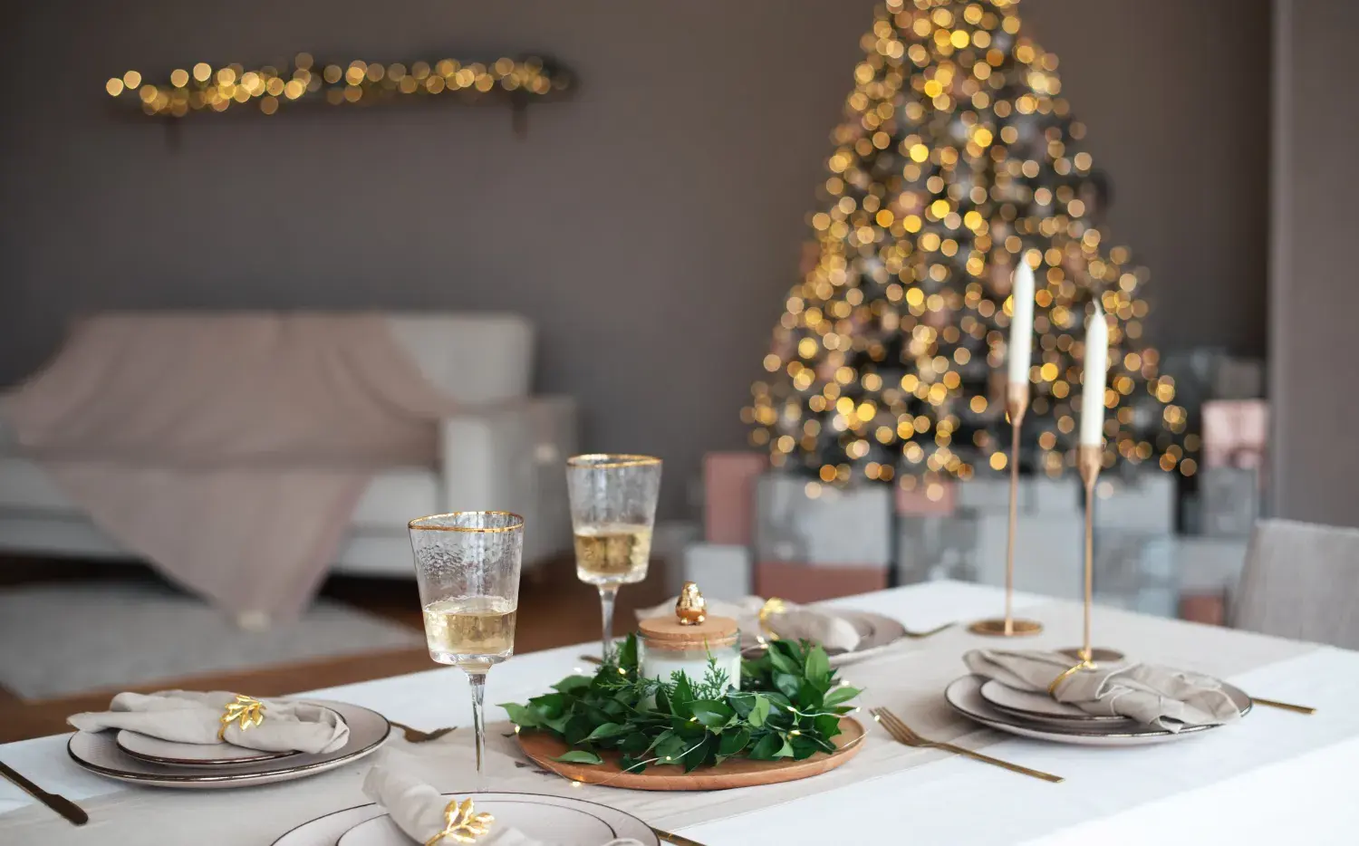 Chau a la Navidad sobrecargada: ideas de centros de mesa navideños sencillos y elegantes