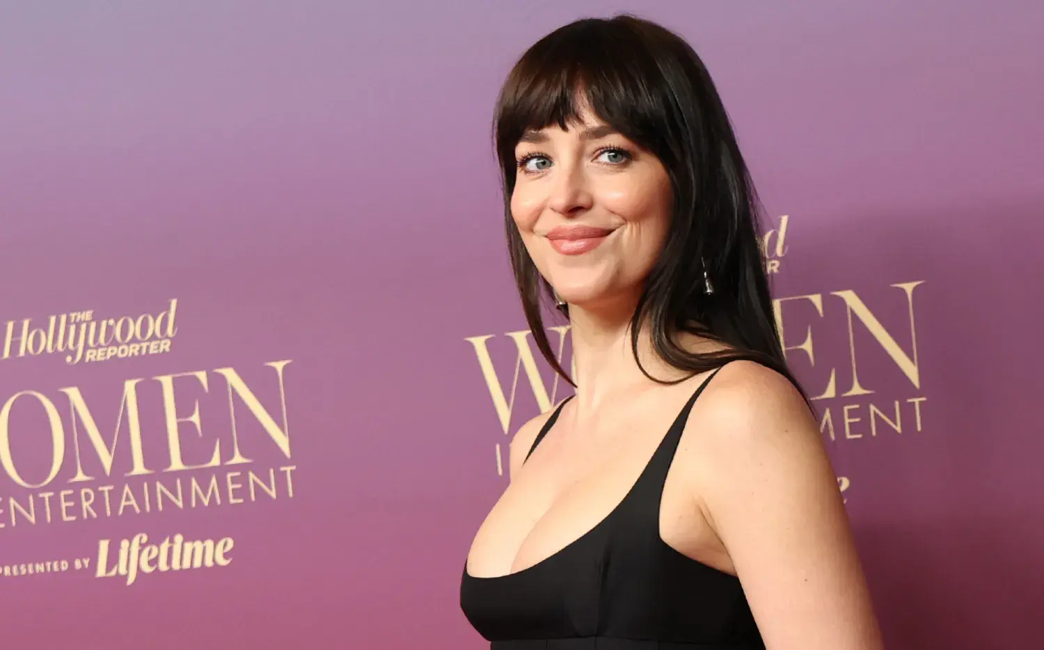Dakota Johnson apuesta al negro y dispara la tendencia minimalista para esta Navidad