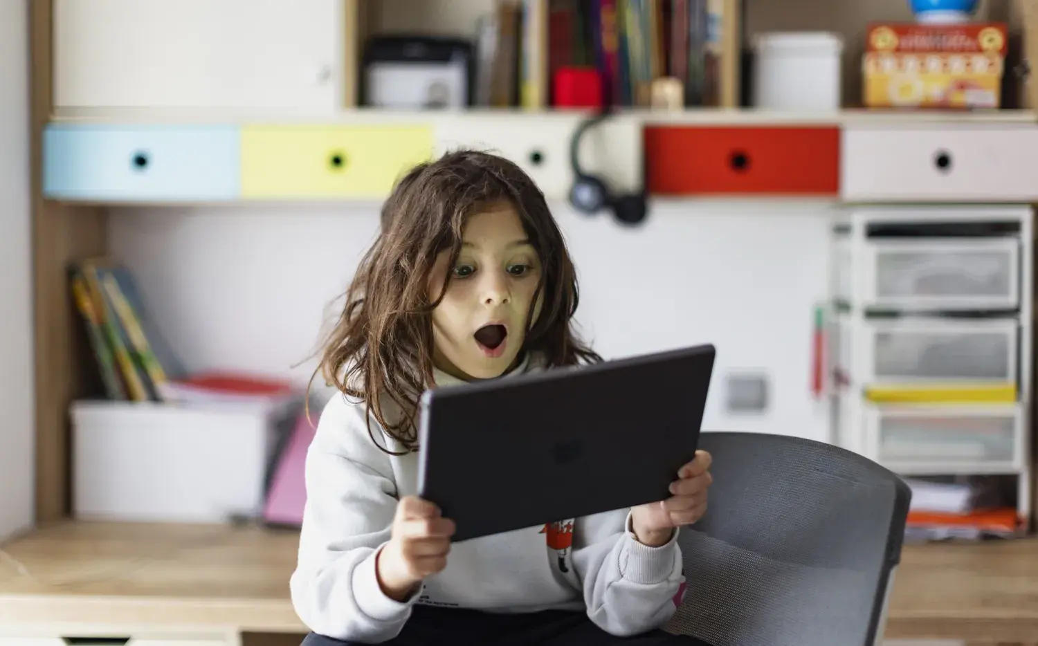 Una guía para que las familias acompañen el uso de la IA en casa