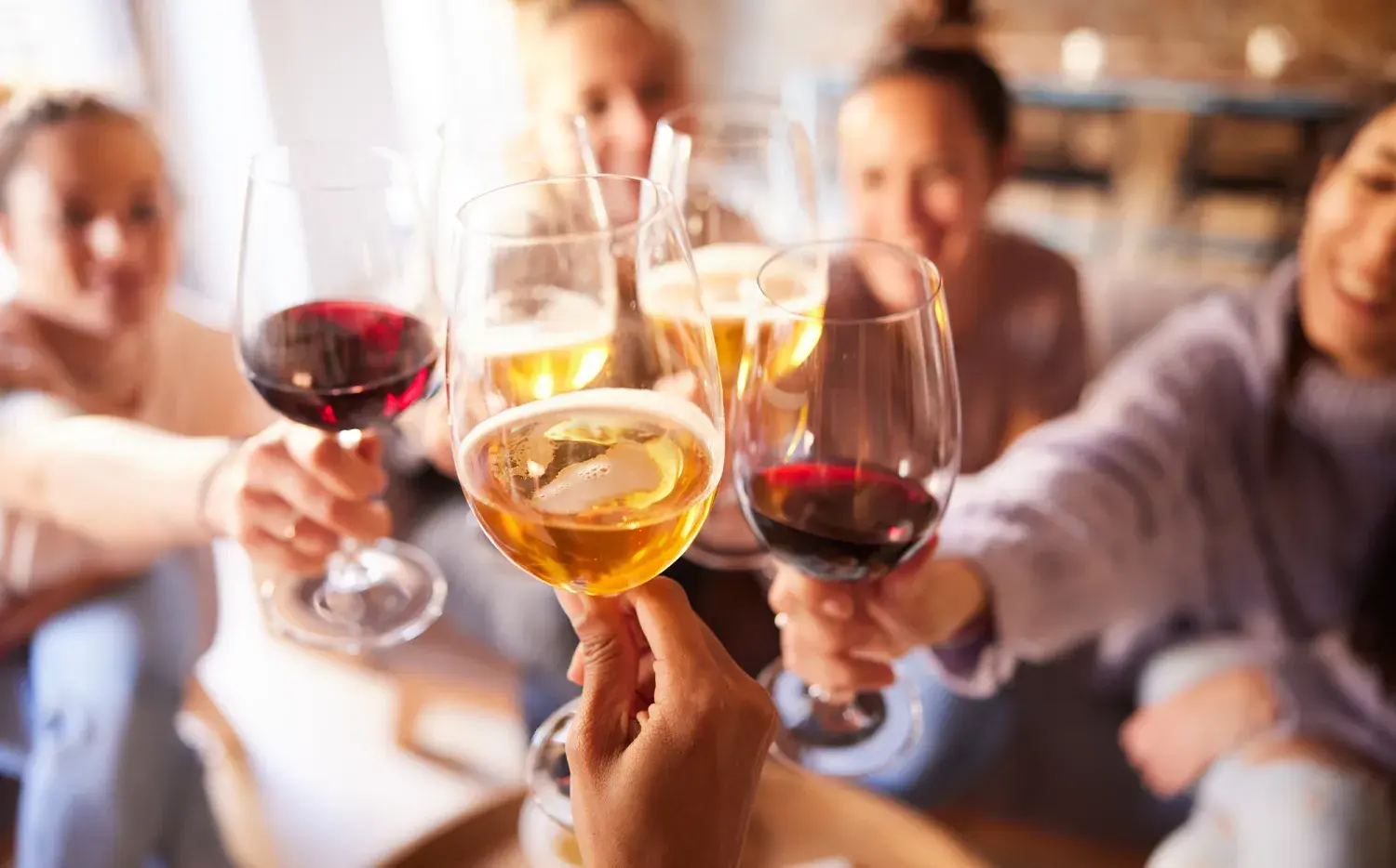 Brindis bajo control: cuántas copas de cerveza o vino pueden afectar tu hígado