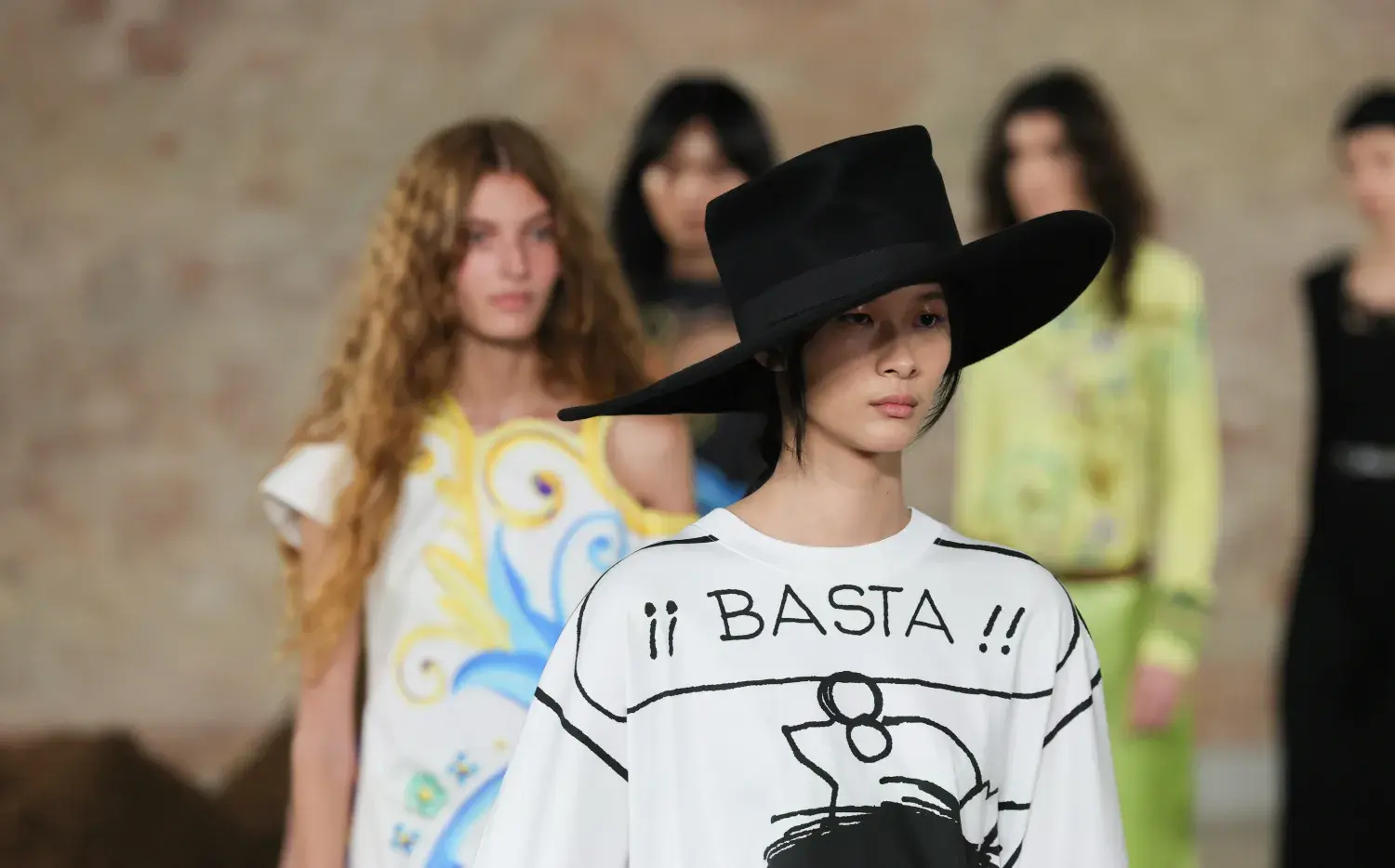 Evita, Mafalda y el Obelisco: el desfile de Moschino en Milán Fashion Week con guiños argentinos