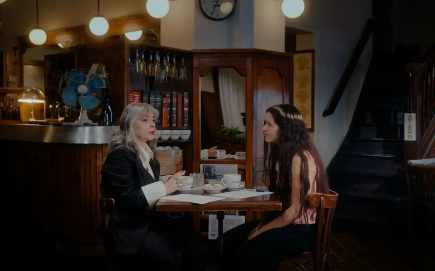 La historia del look de Mariana Enriquez en su entrevista con Rosalía 