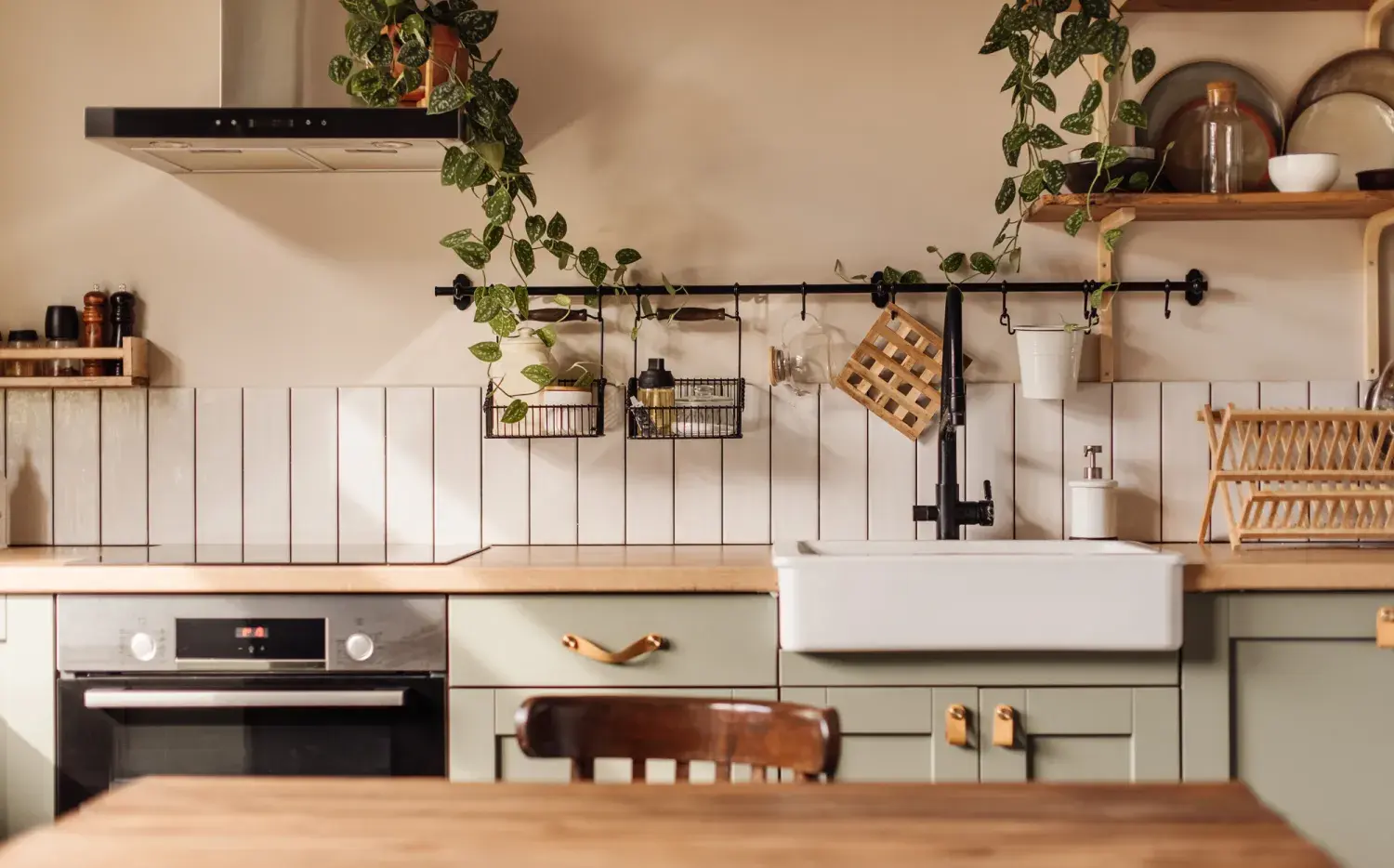 Adiós a las cocinas sin plantas: ideas fáciles para llenar de verde tu espacio