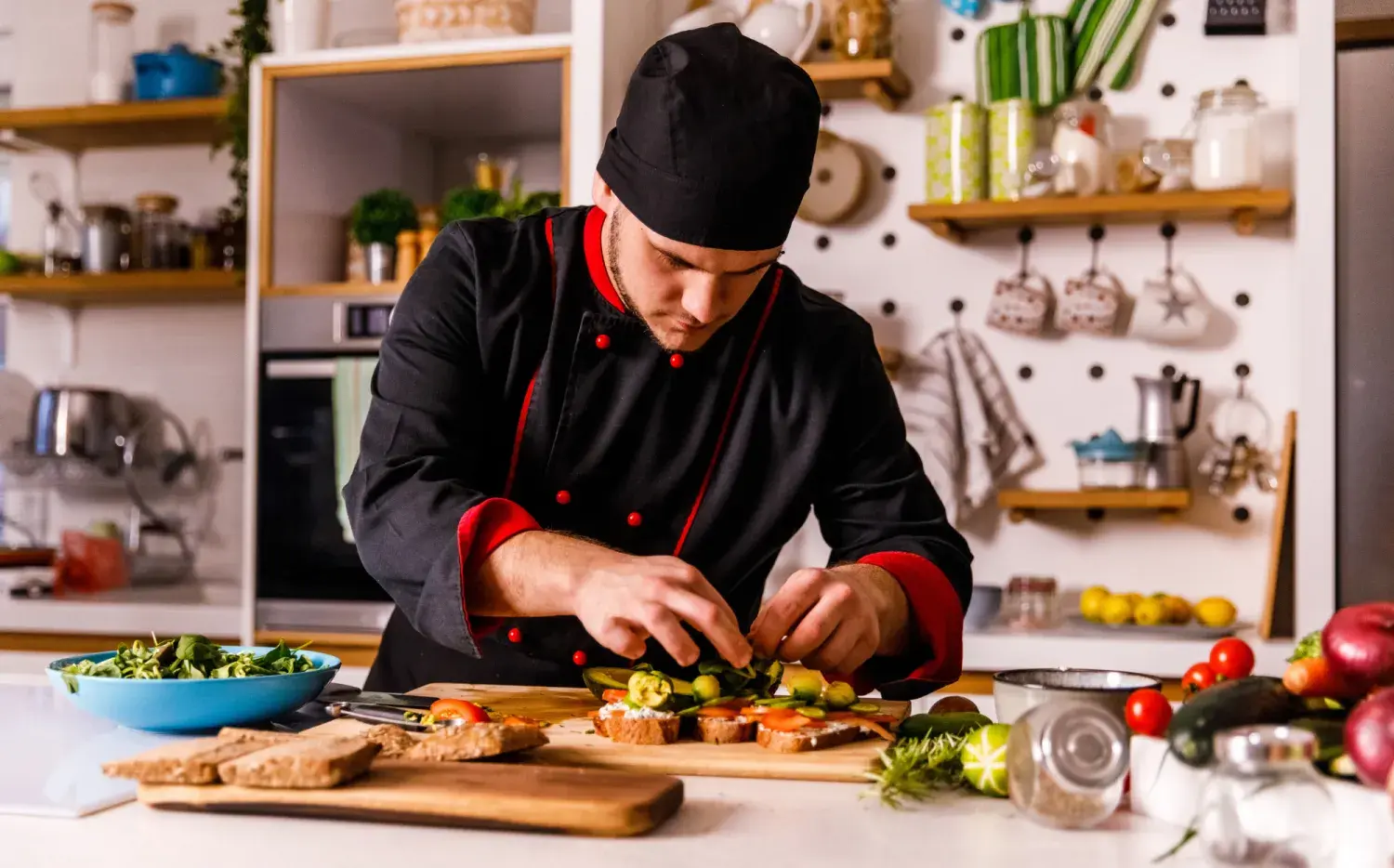 De lujo aspiracional a solución cotidiana: el furor de los chefs a domicilio