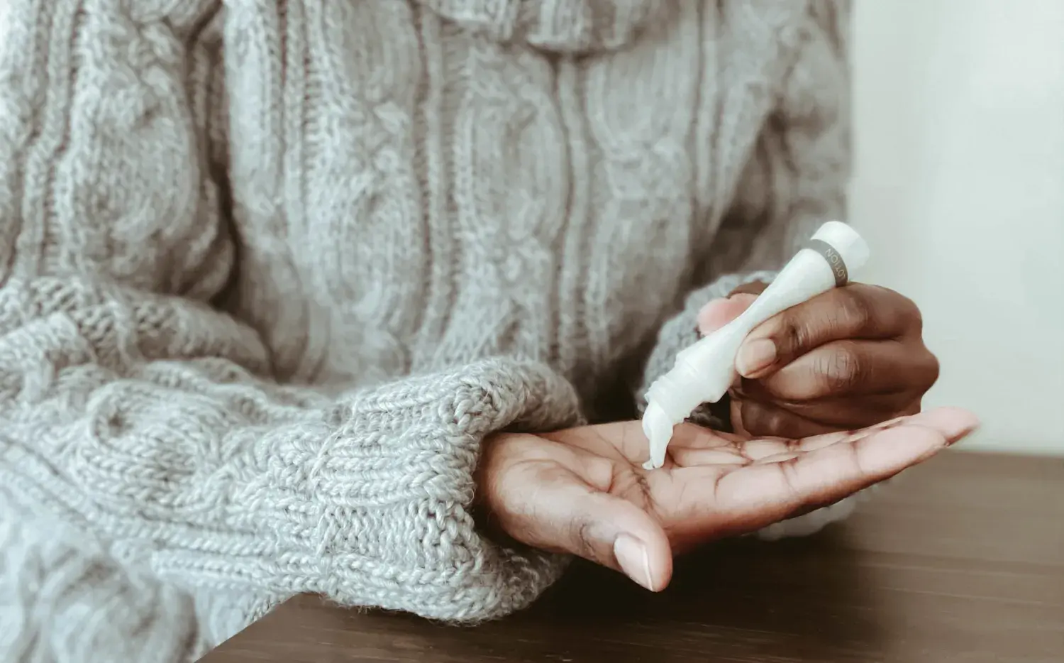 Manos secas en otoño: por qué pasa y cómo cuidarlas para que no se agrieten