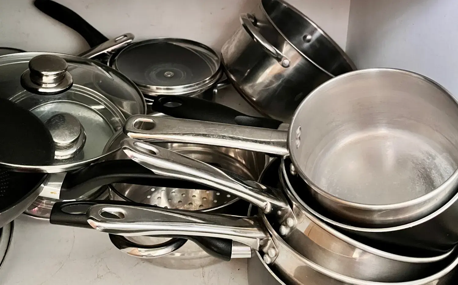 Adiós a las ollas apiladas: la tendencia deco 2026 en cocinas