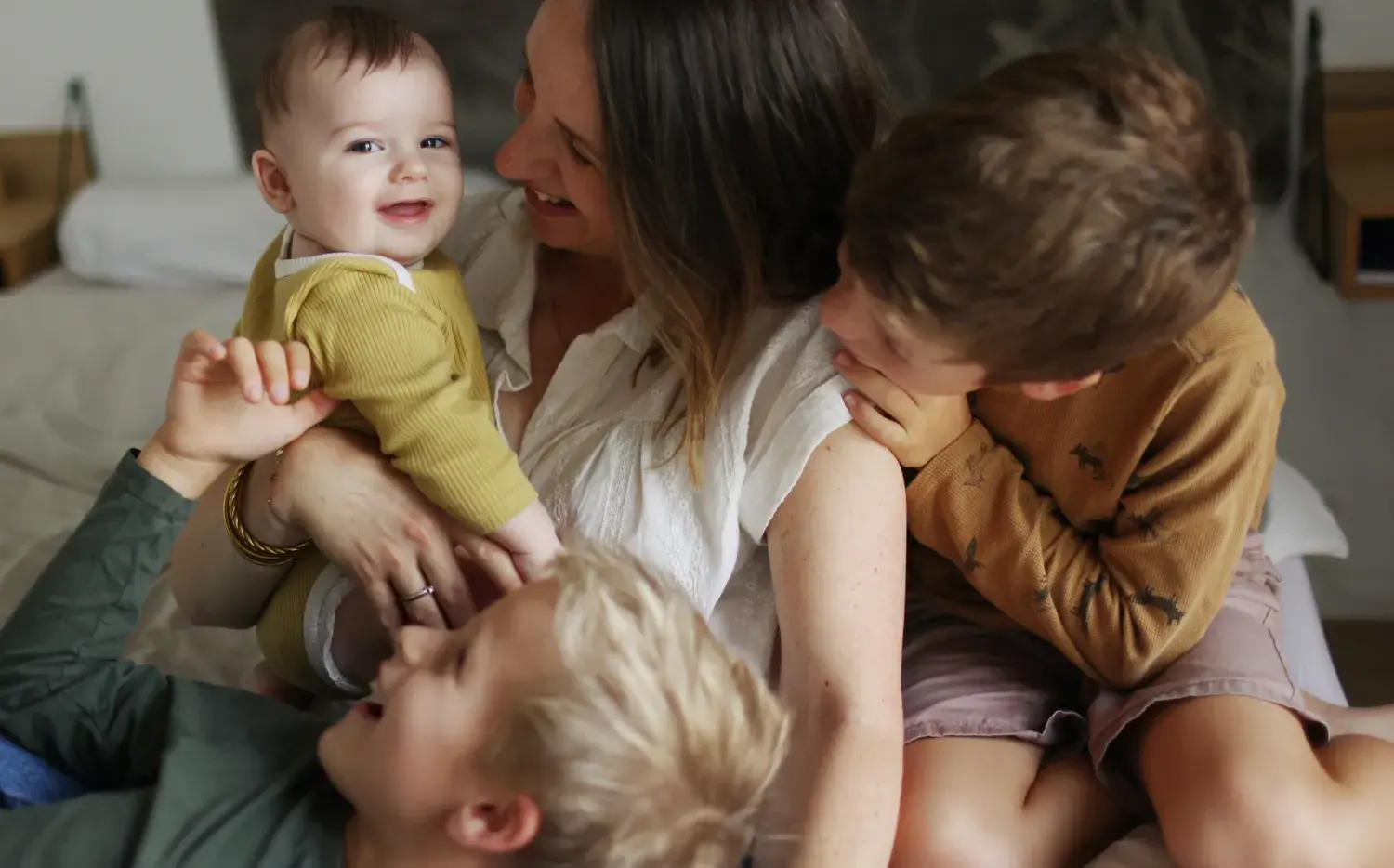 Madres bajo la lupa: los mandatos imposibles de la maternidad actual