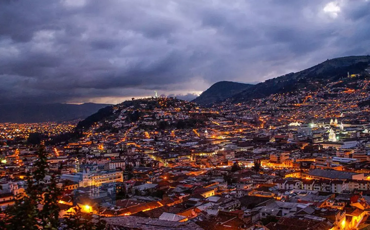 Quito y su noche en la mitad del mundo