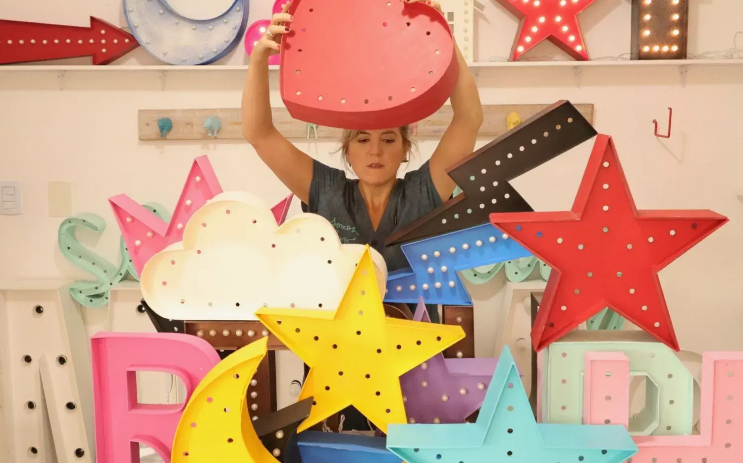 Con luces y cartón. Diseña y enseña a construir objetos y carteles decorativos