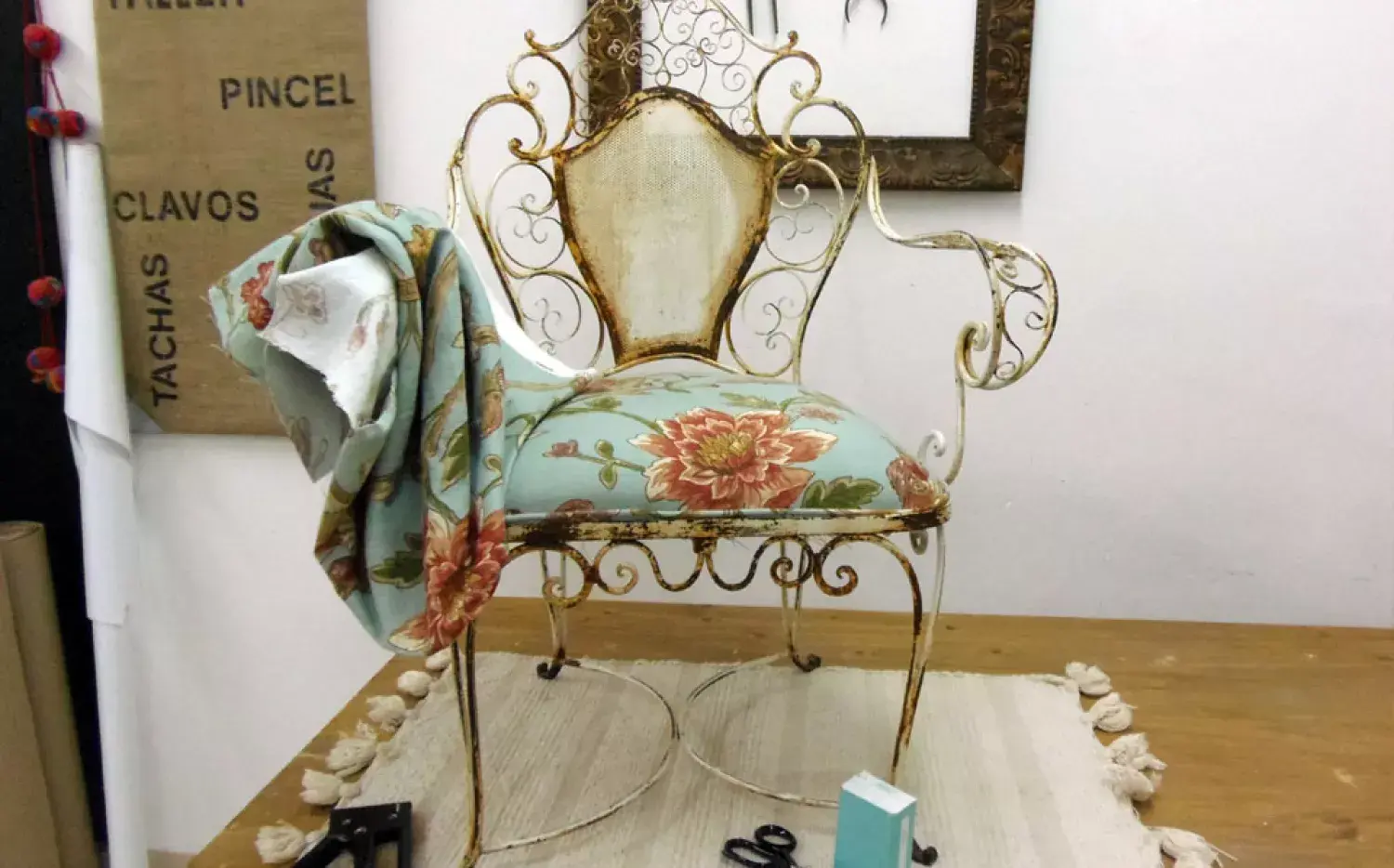 Cómo reciclar un sillón de jardín para un ambiente interior