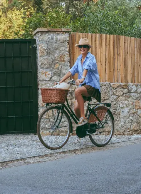 Cómodas, cancheras y en tendencia: así son las zapatillas que usa Juliana Awada